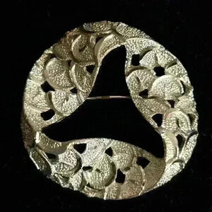 Silver tone textured circle wreath brooch